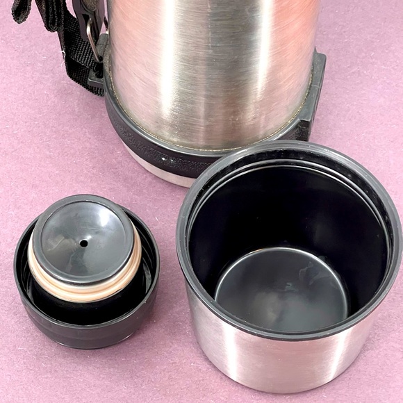 Hot/Cold Vacuum Insulated
Thermos Retractable Handle with
Strap 3 piece app 10x3 - Picture 5 of 8